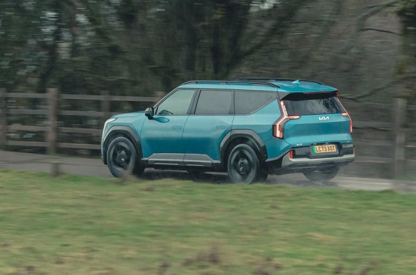 Плюсове - смели визии, универсален интериор, дълъг пробег

Недостатъци - чувства се по-голям от съперниците си на пътя, качеството на материалите е малко под цената, електрическото задвижване не е подходящо за всеки

Електрическите автомобили започват да навлизат в сферата на седемместните автомобили, а Kia EV9 е един от първите в групата.
Може да става въпрос само за стил, въздействие и изграждане на имиджа на марката. Но EV9 всъщност има изненадващо рационално и водещо влияние върху пазара на големи електрически автомобили.

Той е приблизително със същия размер като  Range Rover Sport  и има наистина смел дизайн, така че е с присъствие. Огромните му размери и интелигентното му разположение означават, че може да предложи оформление на кабината с шест и седем места. В първото вариант триместната плъзгаща се пейка на втория ред седалки се заменя с чифт въртящи се „капитански столове“ - подобни на тези в  Mercedes-Benz V-Class .

Тези седалки на третия ред са достатъчно големи за малки възрастни и деца с допълнителни седалки, което е полезно, тъй като четири от петте задни седалки имат Isofix точки. Най-задните седалки се прибират и разгъват електрически. С вдигнати всички седалки, багажникът става достатъчно голям, а режимът с пет места го прави повече от  щедър.

EV9 се предлага с батерия от 99,8 kWh. При модела с един мотор и задно задвижване с мощност 200 к.с. официалният пробег е 560 км. Kia посочва ефективност от 3,0 mpwh, но  тестове постигнаха 2,8 mpwh - впечатляващо за автомобил с толкова голяма площ. Официалният пробег на модела с два мотора и задвижване на четирите колела е 503 км.

При по-хладно време -  EV9 постигна 400 км в реален тест за ефективност при пътуване със 110 км/ч. Това дава надежда, че ще измине малко над 480 км при изключително градско и по-спокойно шофиране извън града.